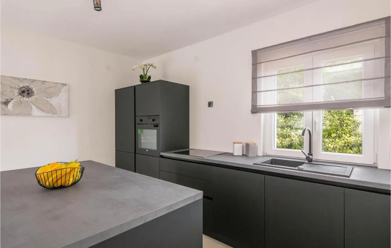 Stunning Apartment In Barban With Kitchen 0*,